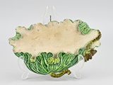 un bol en céramique orné d'un motif de feuilles