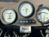 trois jauges sur le tableau de bord d'une moto