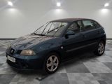 la photo d'une voiture bleue garée dans un garage