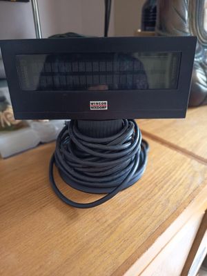 une photo d'un téléviseur posé sur une table, avec un câble