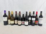 plusieurs bouteilles de vin alignées sur une table
