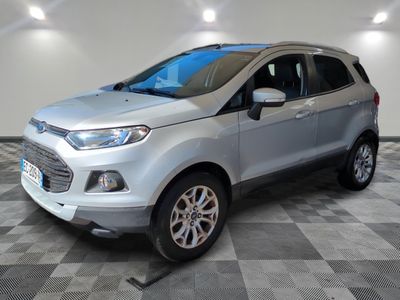 Une Ford EcoPace argentée est garée sur un sol à damier