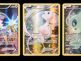 Trois cartes Pokémon différentes sont représentées en rangée sur un fond noir