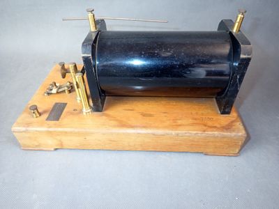 une petite machine posée sur un socle en bois