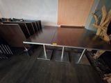 des tables et des chaises dans une pièce avec un parquet et un mur