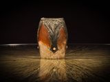 a vase that is sitting on a table in the dark