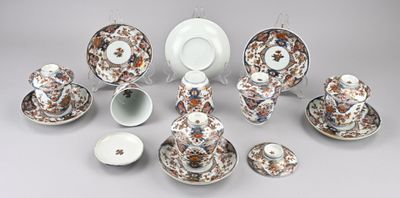 de nombreuses pièces de vaisselle disposées sur une table