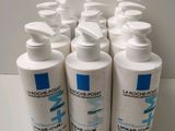 quatre flacons de lotion posés sur une table