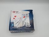 une boîte de sacs en plastique posée sur une surface blanche