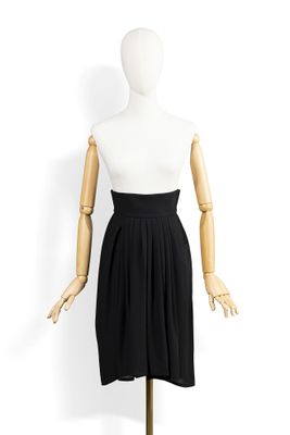 un mannequin portant une robe noire composée d'un haut blanc et d'une jupe noire
