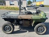 un véhicule utilitaire vert garé sur le bord de la route