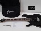 une guitare électrique noire posée sur une table blanche, à côté d'un sac noir