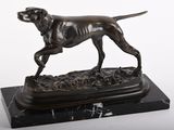 statue en bronze d'un chien sur un socle en marbre sur fond blanc