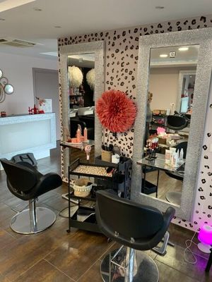 4 postes de coiffe, de marque NELSON MOBILIER, composée à l'…