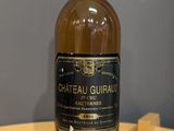 une bouteille de vin posée sur une table