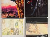 trois livres sont posés sur une table blanche