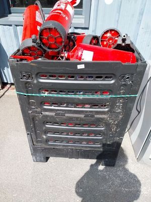 Dans un box, stock d'extincteurs de la marque Gloria (non-te…