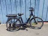 un vélo garé devant un mur bleu