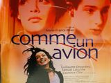 L'affiche du film « Comme un avion » est accrochée au mur.