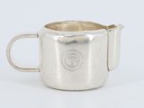 une coupe en argent munie d'une anse et d'une poignée