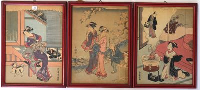 trois tableaux asiatiques encadrés représentant des femmes et des chats, accrochés à un mur