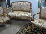 quatre chaises et un canapé dans une pièce