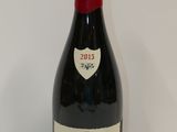 une bouteille de vin posée sur une table