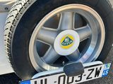 un gros plan d'une voiture avec une plaque d'immatriculation