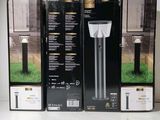 trois boîtes noires, avec une lumière à l'intérieur, posées sur une table