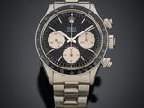 gros plan d'une montre sur une surface noire