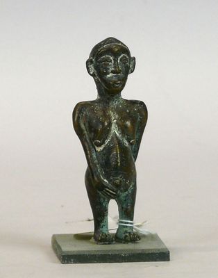 Statuette en bronze à patine sombre d’usage figurant une fem…