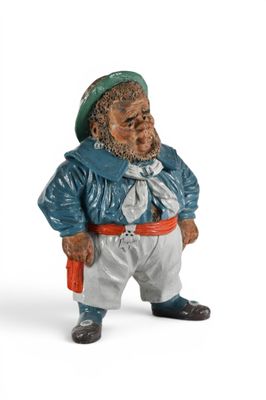 une figurine représentant un homme vêtu d'une veste bleue et d'un pantalon blanc