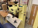 une machine placée au milieu d'une pièce