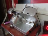 une machine posée sur une table et équipée d'un voyant rouge