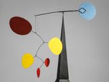 une image représentant une sculpture d'un arbre dont les branches sont ornées d'un bouquet de ballons