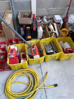un grand nombre d'outils posés sur le sol