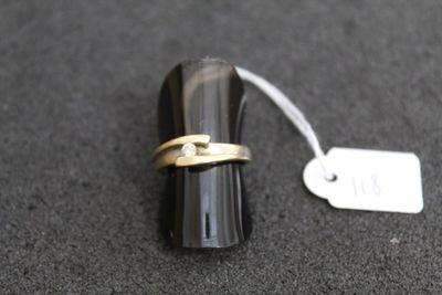 un anneau posé sur un autre anneau, sur une surface noire