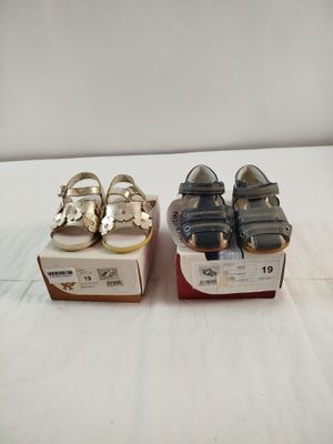deux paires de chaussures posées sur une boîte