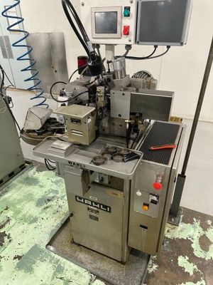 une machine posée sur une table dans une pièce