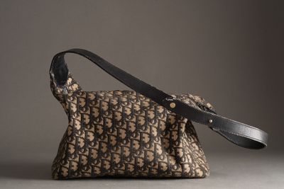 une photo d'un sac à main marron et noir posé sur une table