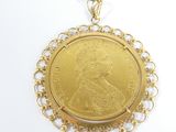 une image représentant un pendentif en forme de pièce d'or orné du portrait d'une femme