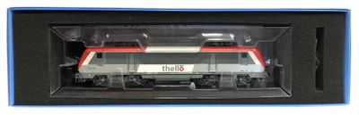 un train miniature dans une boîte noire sur fond blanc