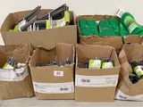 de nombreux cartons d'objets hétéroclites posés sur le sol