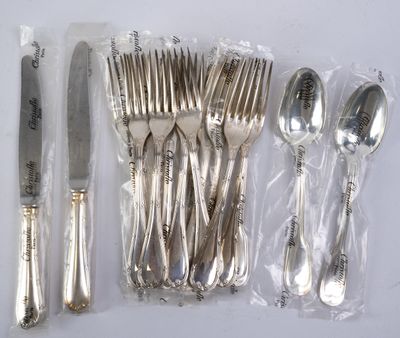 beaucoup d'argenterie sur une table blanche
