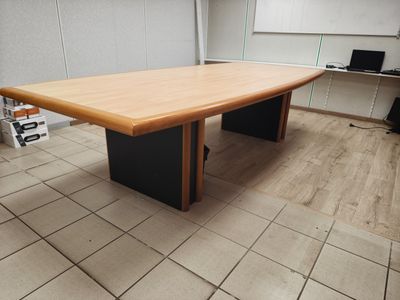 une grande table en bois au milieu d'une pièce