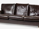 canapé en cuir marron sur fond blanc, sans personne assise dessus