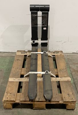une palette sur laquelle sont posés tout un tas de couteaux