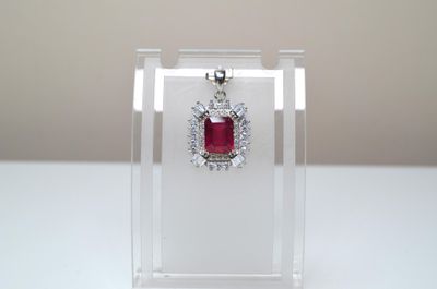 Un pendentif en argent serti d'un rubis facetté taille émera…