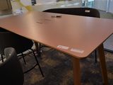 des tables et des chaises dans une pièce dotée d'une grande fenêtre donnant sur la ville