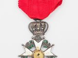 une image d'une médaille avec un ruban rouge sur fond blanc